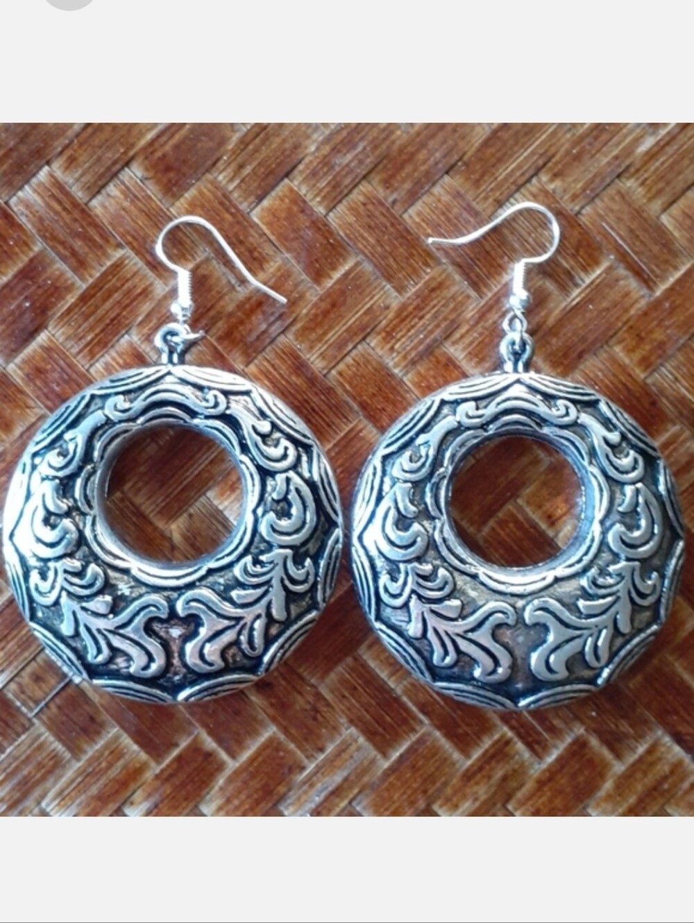 🍁3/$25 SALE! 👉*NWT* LARGE RAISED SCROLLWORK EARRINGS ~LIGHTWEIGHT ~SILVERTONE